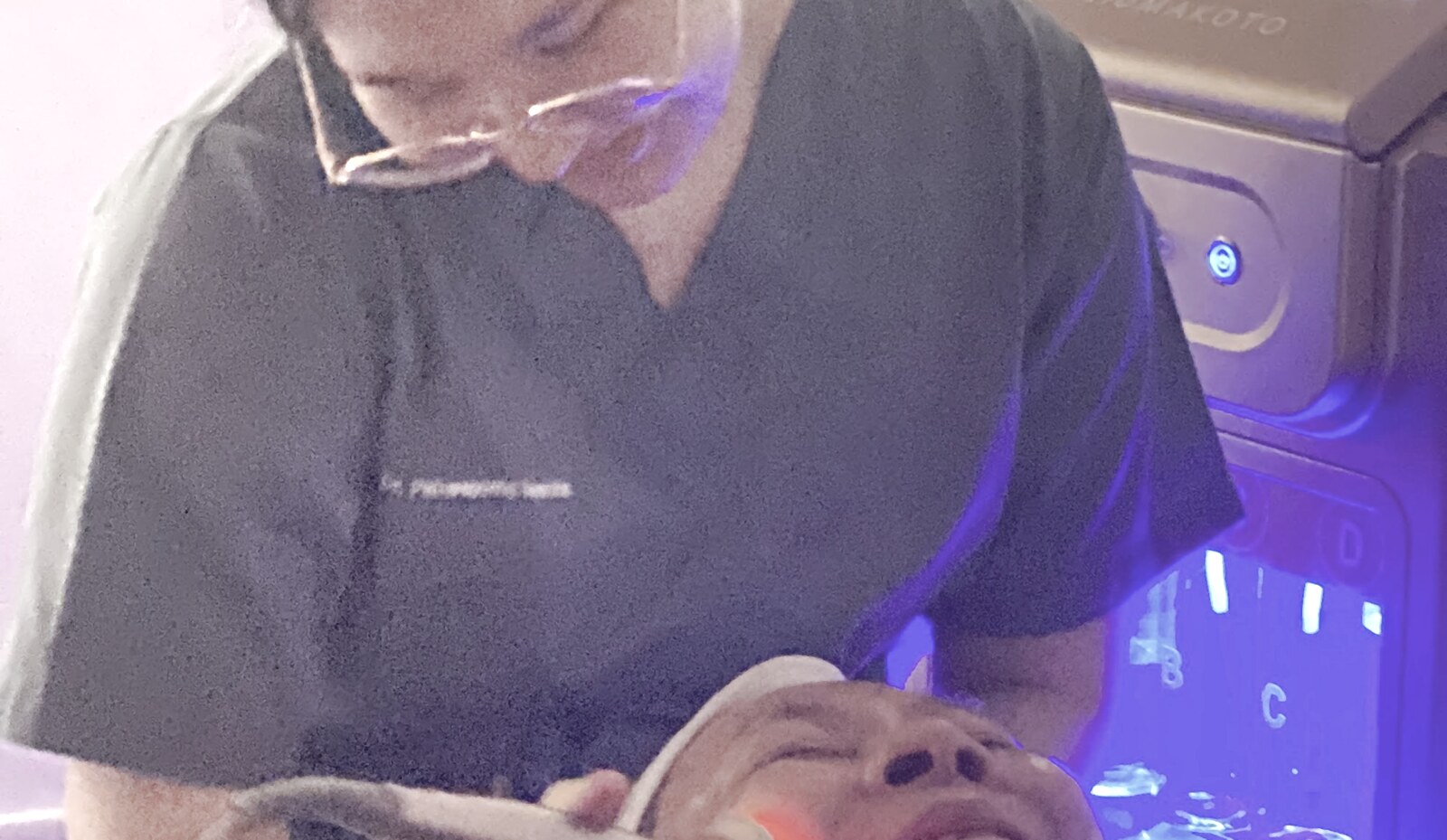 Dr. Pattarapornd Suparcha performing an aesthetic light-therapy treatment